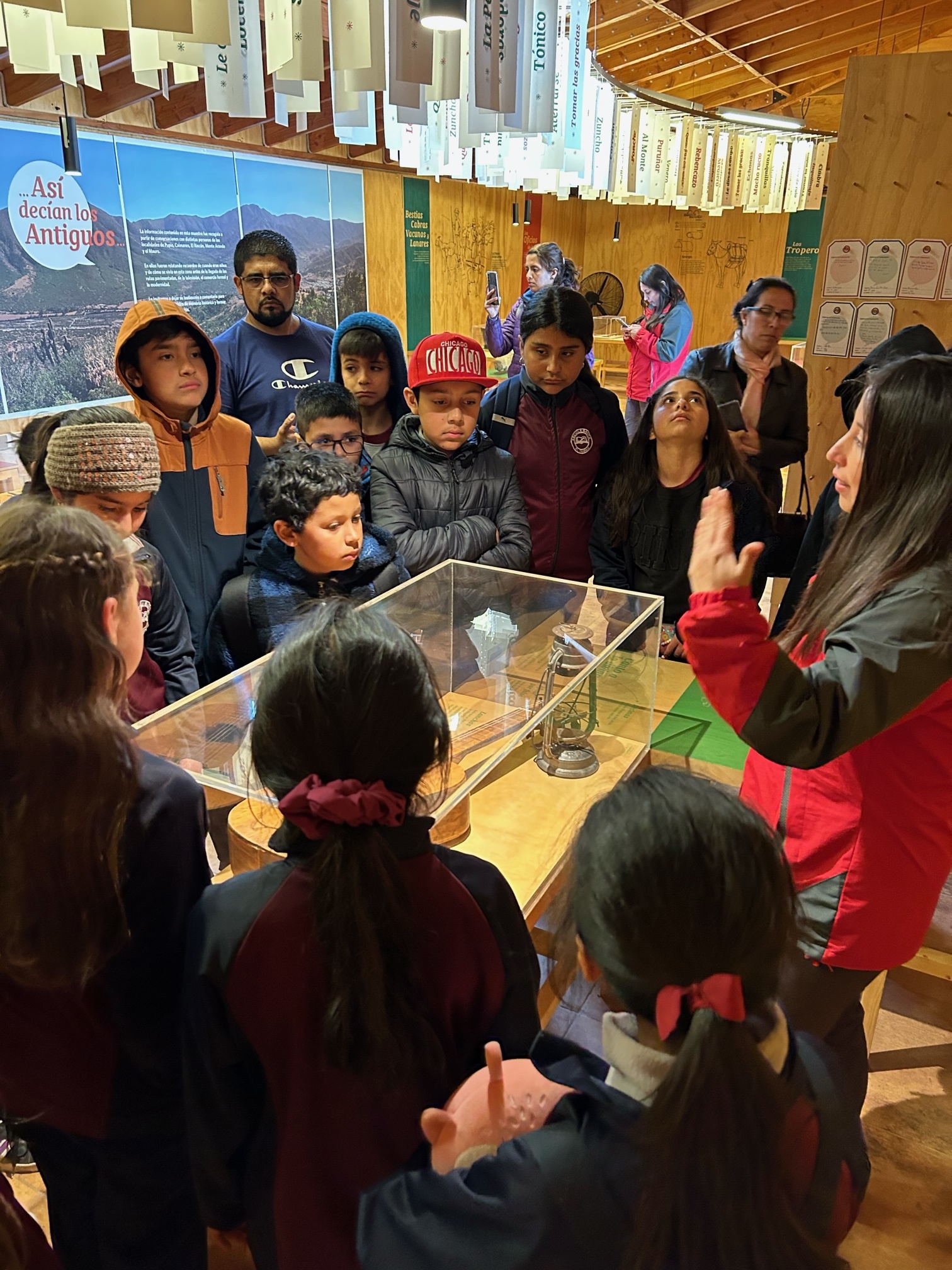 Alumnos de la Escuela El Tambo visitan la Sala del Campesinado