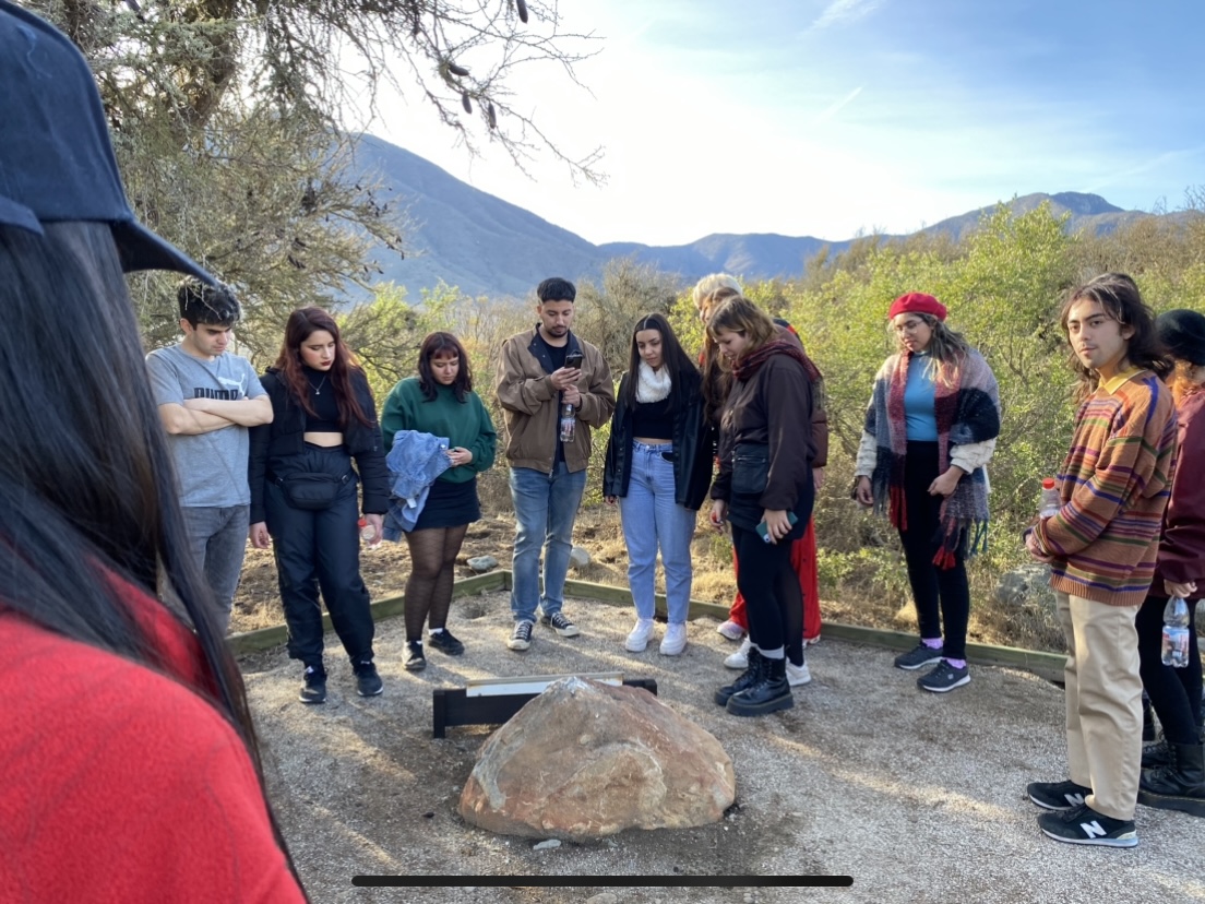 Estudiantes en Parque Rupestre Monte Aranda.